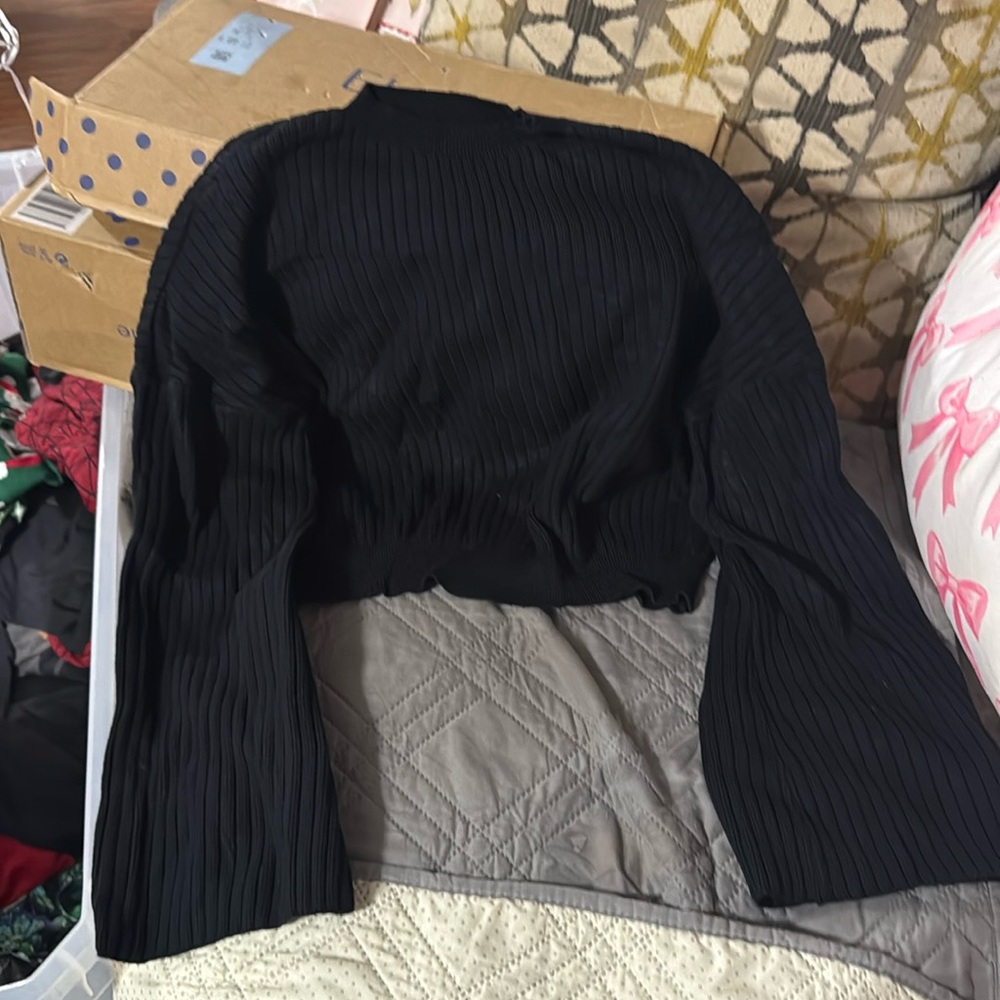 Ribbed round neck‎ sweater black